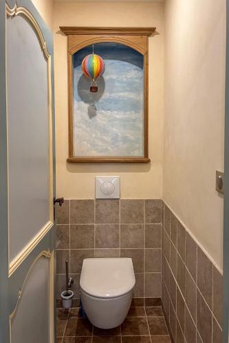 a bathroom with a toilet and a balloon in the window at Chambre d'Art in Dax