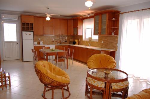 Кухня или мини-кухня в Casa Campanario Villa - Charming Nature Villa with Pool in a Picturesque Village By Villa Mana Gers
