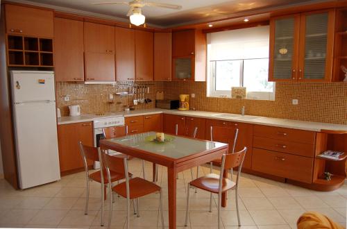 Кухня или мини-кухня в Casa Campanario Villa - Charming Nature Villa with Pool in a Picturesque Village By Villa Mana Gers
