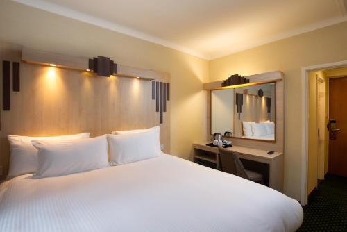 Postel nebo postele na pokoji v ubytování Tavistock Hotel