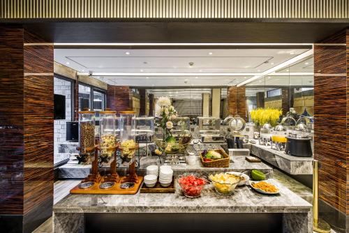 a display case in a restaurant with a bunch of food at Fenghuang Jiang'an Xinghe Hotel in Fenghuang