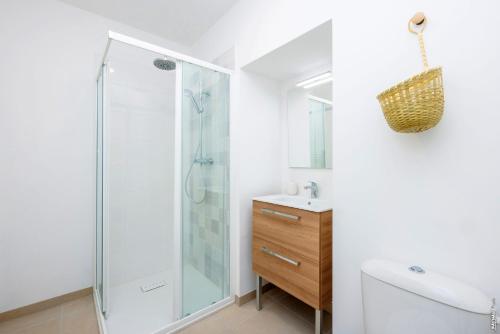 a bathroom with a shower and a toilet and a sink at N1 L'Ecume de Montaudry - Terrasse - Parking in Albi