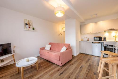 un salon avec un canapé et une table dans l'établissement N1 L'Ecume de Montaudry - Terrasse - Parking, à Albi