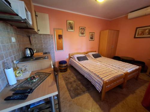 cocina con cama en una habitación con lavabo en Apartmani Paulino, en Herceg-Novi