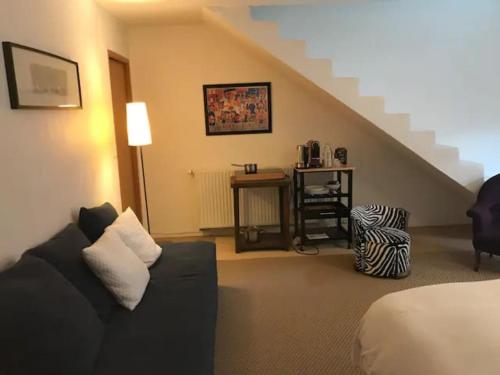 Un lugar para sentarse en Studio idéal pour déplacement professionnel, dans une maison