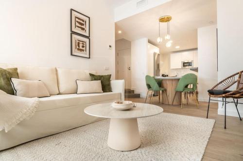 Delightful and bright apartment in center by REMS