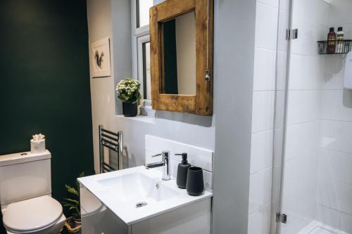un baño con lavabo e inodoro en The Bolt Hole - Stratford Upon Avon - Central - Free Offstreet Parking, en Stratford-upon-Avon