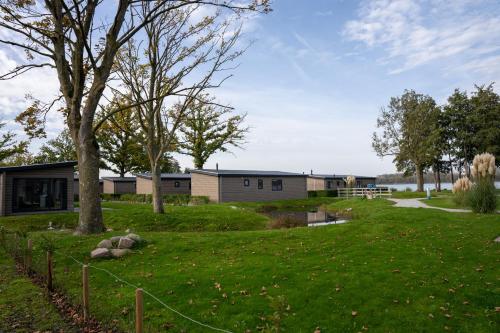 a view of a house from the yard at Strandparc Nulde in Putten