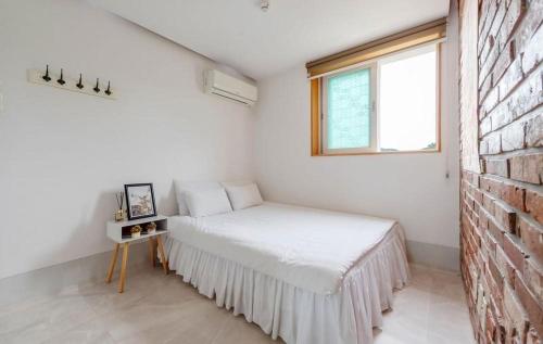 Postel nebo postele na pokoji v ubytování Suncheonman Sum Pension