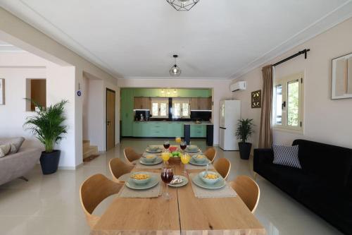 Η κουζίνα ή μικρή κουζίνα στο Sumelia Villa