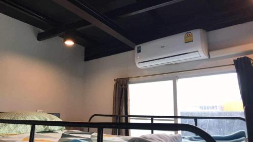 Postel nebo postele na pokoji v ubytování Baan1668 Hometel near Chinatown One Bangkok