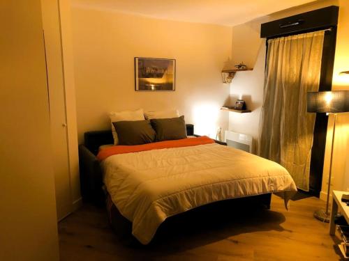 une chambre avec un grand lit dans une pièce dans l'établissement Studio Monet - Petite terrasse - Parking Privatif, à Sainte-Adresse