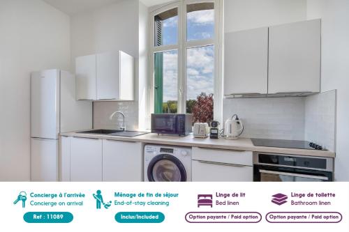 a white kitchen with a washing machine and a washer at Bel appartement vue sur le port du Croisic in Le Croisic