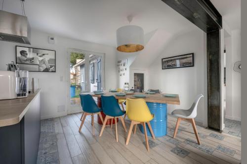 une cuisine avec une table et quatre chaises dans l'établissement Belle maison pour 11 - Jardin - Détente, à La Baule