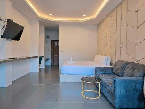 a living room with a couch and a bed at Kiree River Hotel โรงแรมคิรีริเวอร์ in Ban Thong Pha Phum