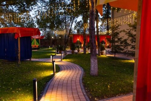 Jardín al aire libre en Akjola Hotel