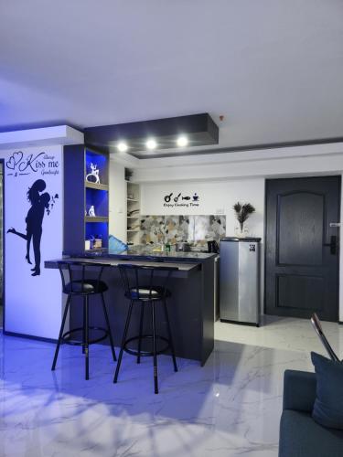 Cucina o angolo cottura di Condo Azur Suites B316 near Airport, Netflix, Stylish, Cozy with swimming pool