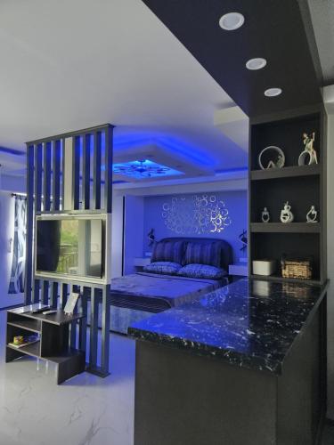 Camera blu con letto e bancone di Condo Azur Suites B316 near Airport, Netflix, Stylish, Cozy with swimming pool a Lapu Lapu City