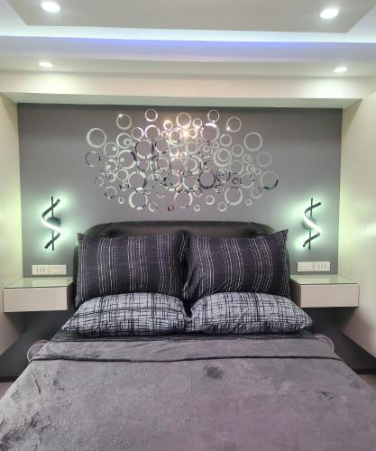 Letto o letti in una camera di Condo Azur Suites B316 near Airport, Netflix, Stylish, Cozy with swimming pool