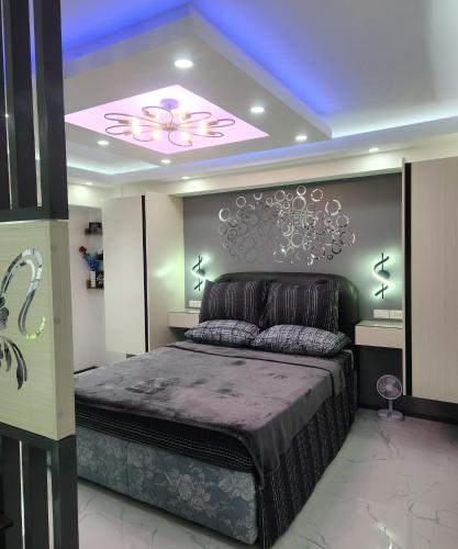 una camera con letto e soffitto viola di Condo Azur Suites B316 near Airport, Netflix, Stylish, Cozy with swimming pool a Lapu Lapu City