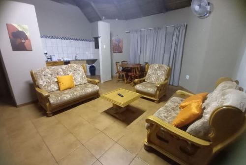 Χώρος καθιστικού στο Gaggle Inn Guest Lodge