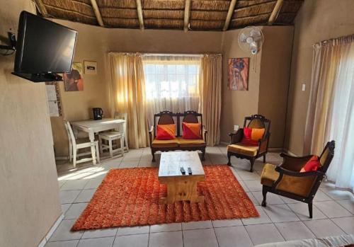 Μια τηλεόραση ή/και κέντρο ψυχαγωγίας στο Gaggle Inn Guest Lodge