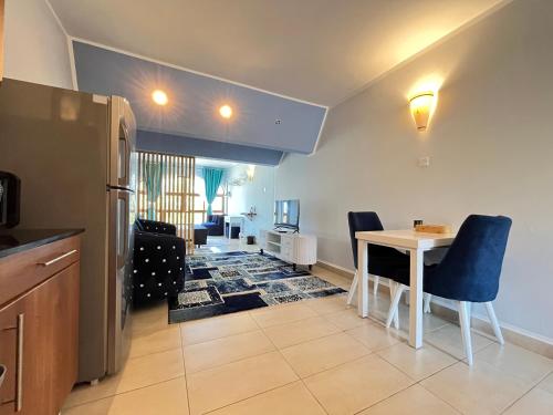 Ruang duduk di Amani's Nook -Indulgent Beach Escape