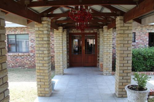 Η πρόσοψη ή η είσοδος του Gaggle Inn Guest Lodge