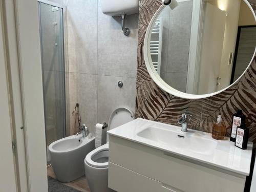 ein Badezimmer mit Waschbecken, Toilette und Spiegel in der Unterkunft Casa IL NIDO in San Giovanni Valdarno