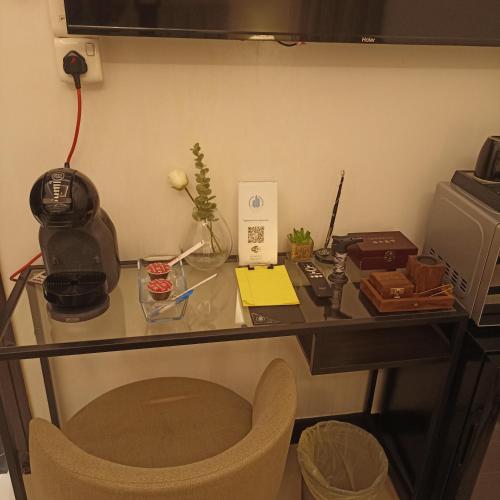 a desk with a computer and a chair in a room at رغيد للشقق الفندقية حائل - طريق جرير in Hail