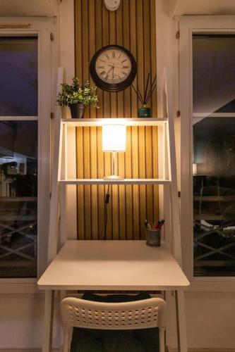 une étagère avec une horloge sur un mur et une horloge dans l'établissement A Deux Pas de la Magie - Idéal DisneyLand & Paris, à Bussy-Saint-Georges