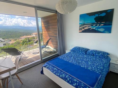 - une chambre avec un lit et un balcon dans l'établissement Via Mare - Apt avec splendide vue, à Grosseto-Prugna