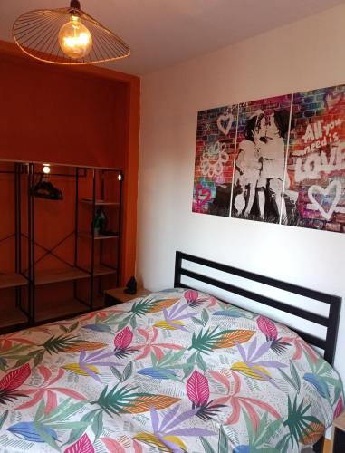 - une chambre avec un lit doté d'un couvre-lit coloré dans l'établissement Ma retraite spirituelle - curistes - à 2mn des Thermes et 45 mn de l'Espagne, à Amélie-les-Bains-Palalda