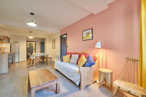 un salon avec un canapé et une table dans l'établissement Marmotte 105, à Les Deux Alpes