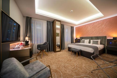 Postel nebo postele na pokoji v ubytování ATLAS Hotel