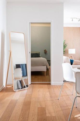 - un salon avec un miroir et une chambre dans l'établissement La Suite des Expositions, à Paris