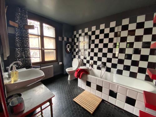 une salle de bain avec un lavabo, une baignoire et des toilettes dans l'établissement La Petite Alsacienne, à Strasbourg