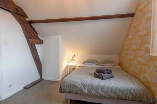 - une chambre dotée d'un lit avec un oreiller en éléphant dans l'établissement La haute république, à Brive-la-Gaillarde