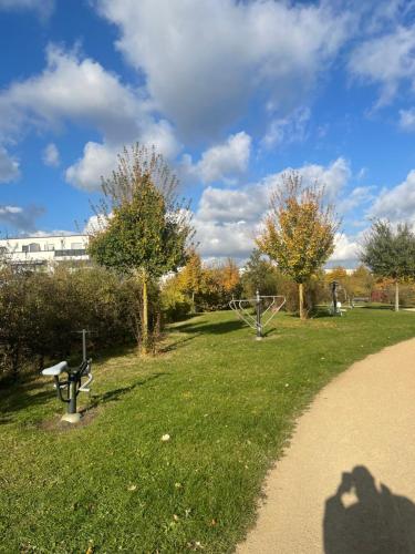 a shadow of a person taking a picture of a park at Luxus Wohnung in Schönefeld an Berlin direkt am Flughafen in Schönefeld