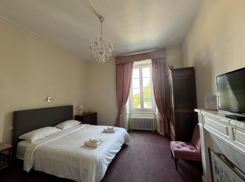 a bedroom with a white bed and a window at Hôtel de France et de Russie in Thiviers