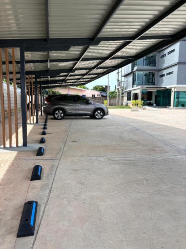 a car parked under a building with a parking lot at ซิตี้วรรณ ราชบุรี in Ratchaburi