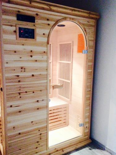 un miroir dans une pièce avec sauna dans l'établissement Abbaye de Reigny - Esprit de France, à Vermenton