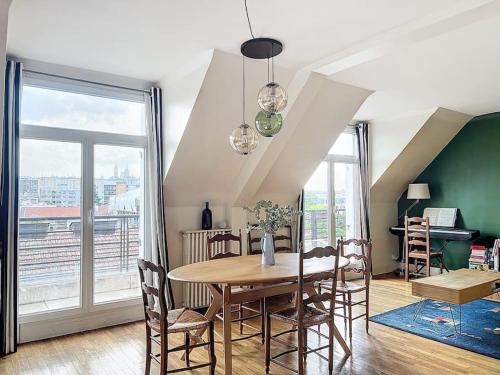 - une salle à manger avec une table et des chaises offrant une vue dans l'établissement Balcony with view of Montmartre, à Paris