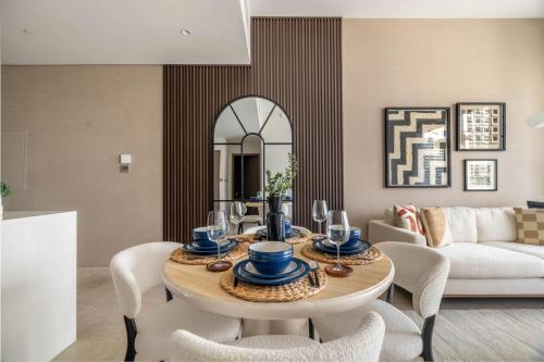 a living room with a table and chairs at GuestReady - Elegant 1BR l Premium Amenities in Dubai