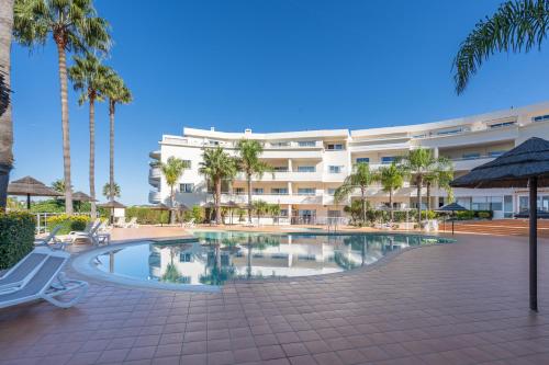 Host Wise - Bright & Stylish Lagos Flat with Pool