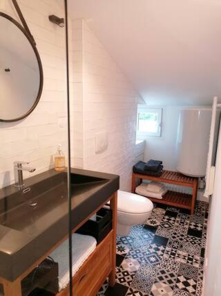 une salle de bain avec un lavabo et des toilettes dans l'établissement Citadelle - BASTIA, à Bastia