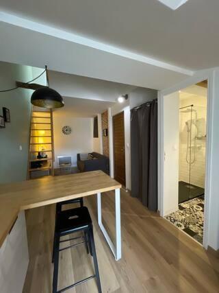 - un salon avec une table en bois et une salle à manger dans l'établissement Citadelle - BASTIA, à Bastia