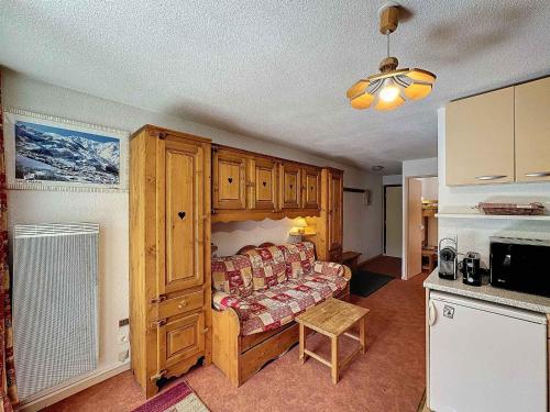 un salon avec un canapé et une cuisine dans l'établissement 3 pièces pour 6 pers, accès pistes, commerces à proximité, Les Menuires - FR-1-178-155, aux Menuires
