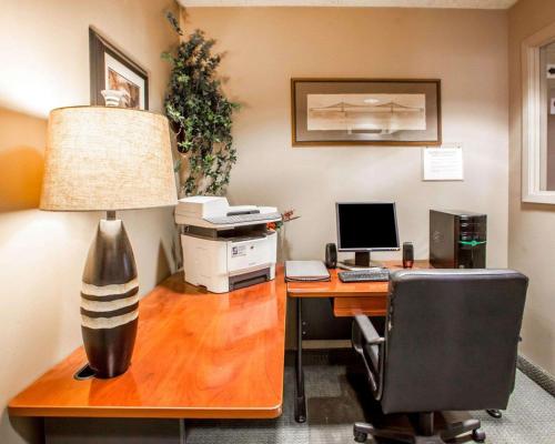 an office with a desk with a computer and a lamp at Quality Inn & Suites Orland Park - Chicago in Orland Park