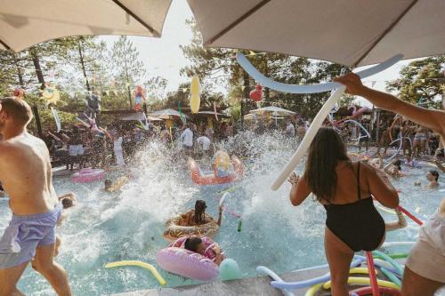 a group of people playing in a water park at ZEcamping 3 étoiles animaux acceptés piscine et aire de jeux in Porto-Vecchio